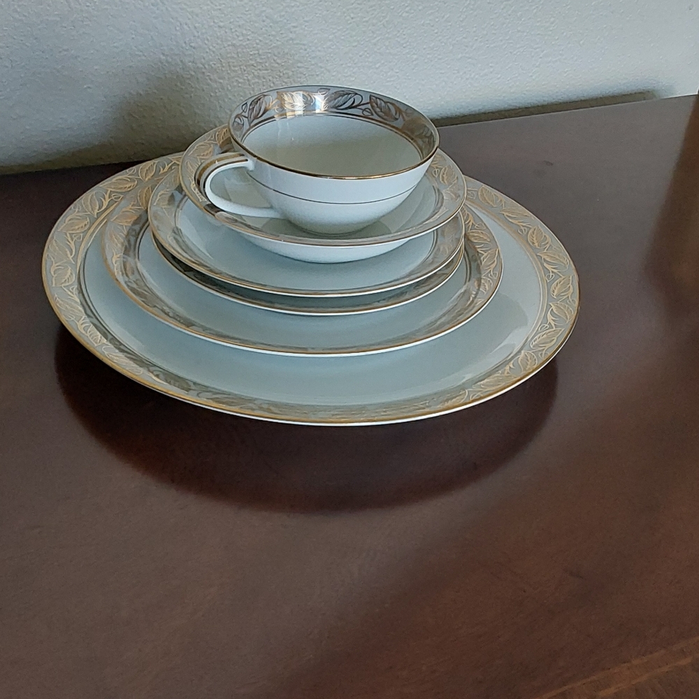 Noritake‎ 5272 "Greta" Gold Wreath Leaf 12 Pieces 2 Place Settings